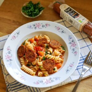 Zabtejszínes sütőtökös fusilli vegán "kolbászkarikákkal"